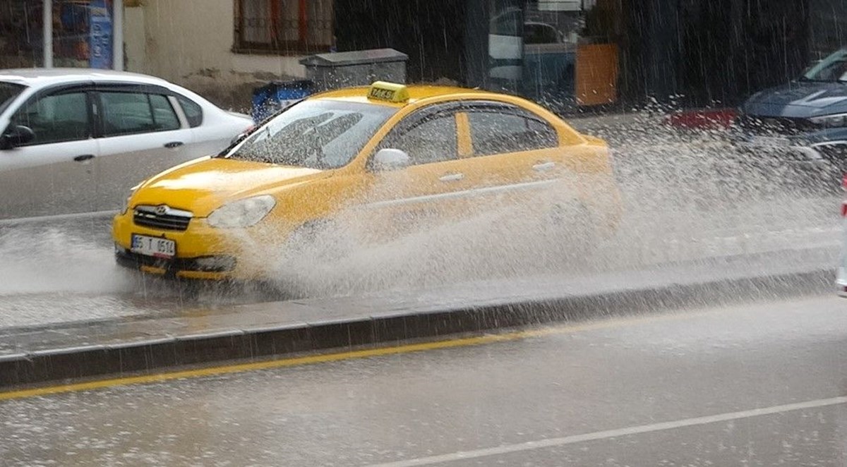 Aniden sağanak yağış bastırdı! Cadde ve sokaklar göle döndü