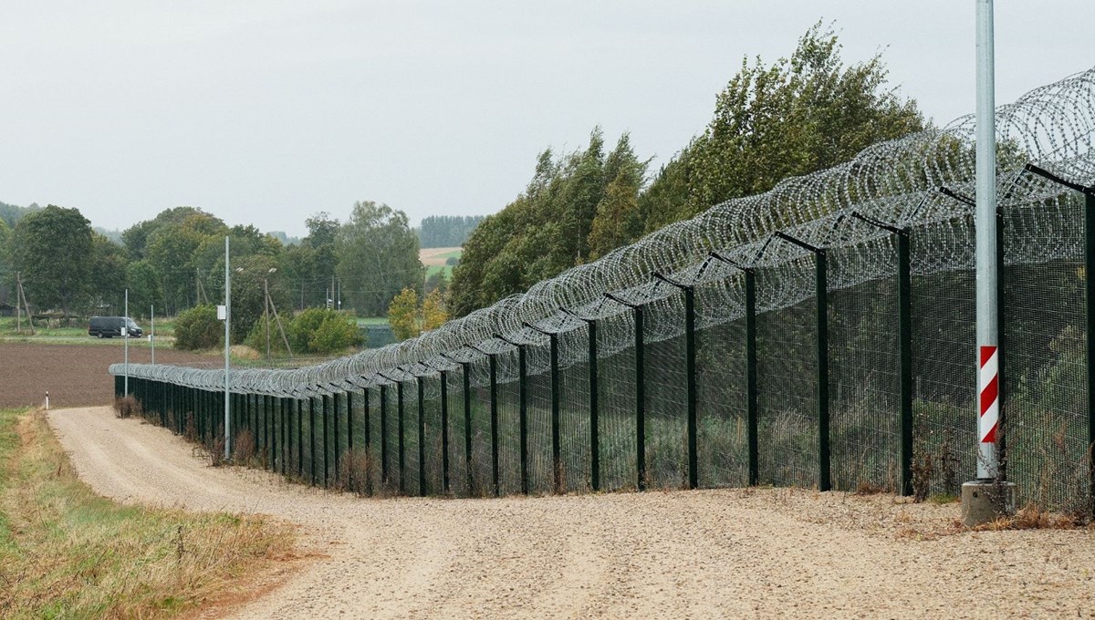 Sınırda silahlı Rus askerleri görüldü: Estonya yolu kapattı