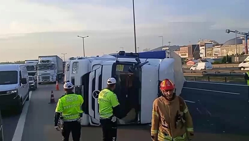 Pendik TEM Otoyolu'nda TIR devrildi