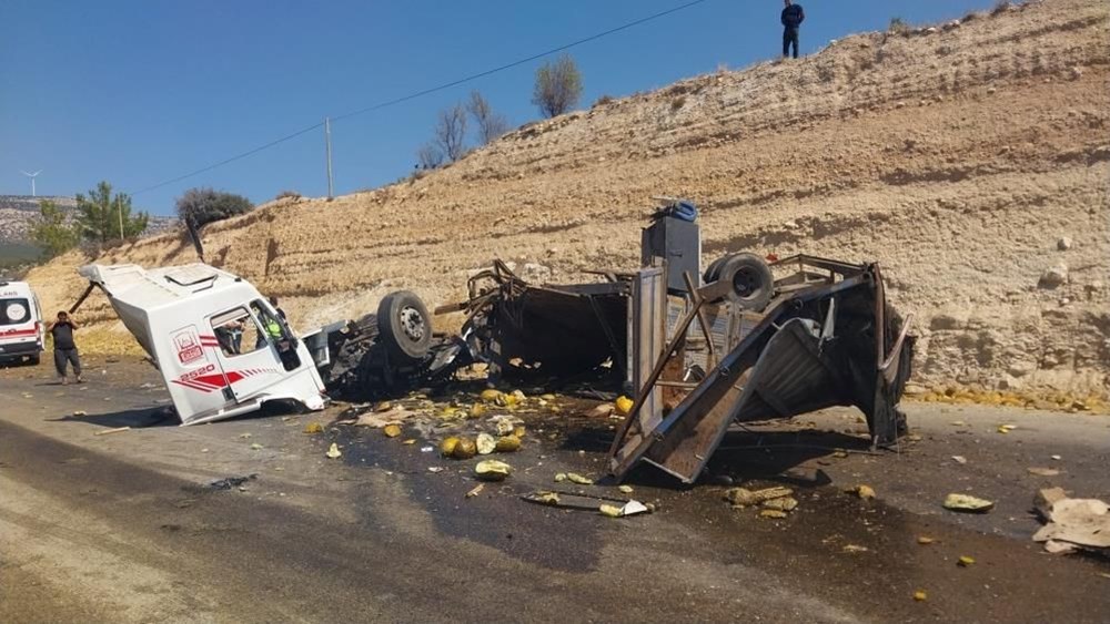 Mersin'de yolcu otobüsü ile kamyon çarpıştı: Can kaybı ve yaralılar var - 2