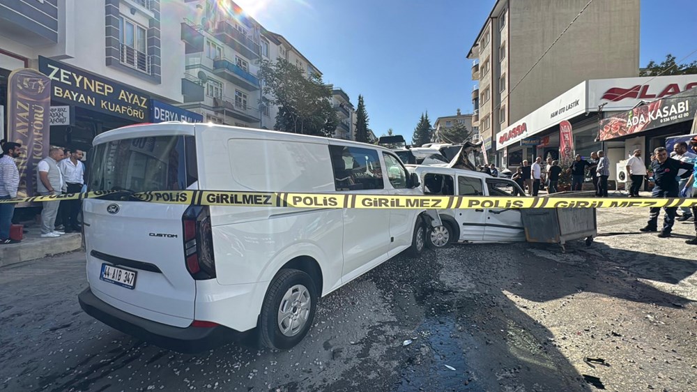 Malatya'da freni arızalanan kamyon 15 araca çarptı: Yaralılar var - 2