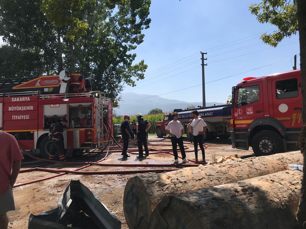 Sakarya'da korkutan yangın: Ahşap atölyesi alev topuna döndü - 2