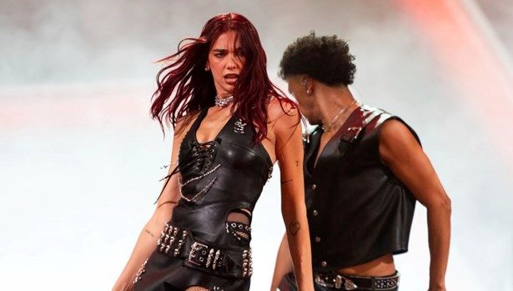 Dua Lipa evleniyor! Ünlü şarkıcı, Callum Turner ile nişanlandı - 1