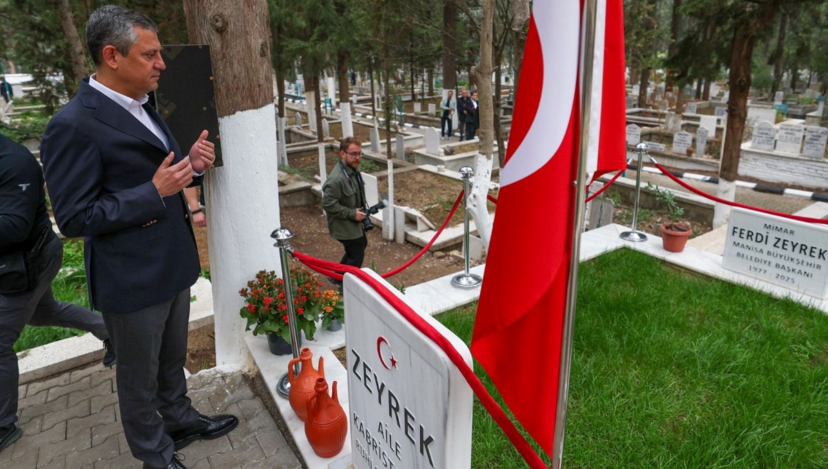 Özgür Özel Ferdi Zeyrek'in mezarına gitti