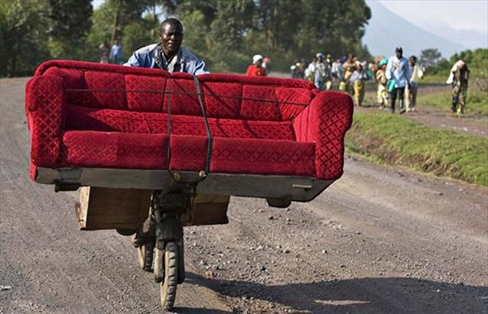 грузчик мебели. перевозить диван. несут диван. перевозить диван. упаковка мягкой мебели.