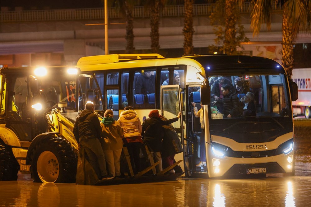 Metrekareye 106 kilo yağış düştü! Cadde ve yollar göle döndü - 10