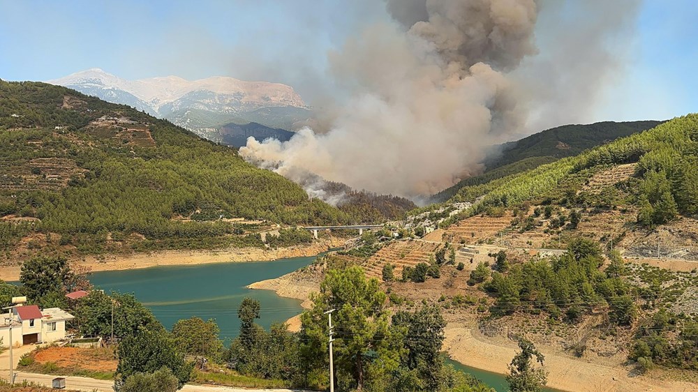Antalya’da orman yangını | Bakan İbrahim Yumaklı: 1 ev yandı, 17 ev
tahliye edildi - 6