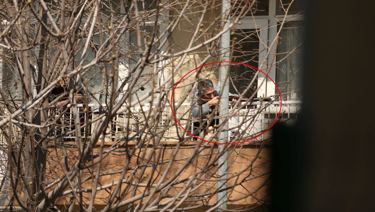 Korku dolu anlar: Av tüfeğiyle balkona çıktı, ikna etmek isteyeni vurdu Korku dolu anlar: Av tüfeğiyle balkona çıktı, ikna etmek isteyeni vurdu