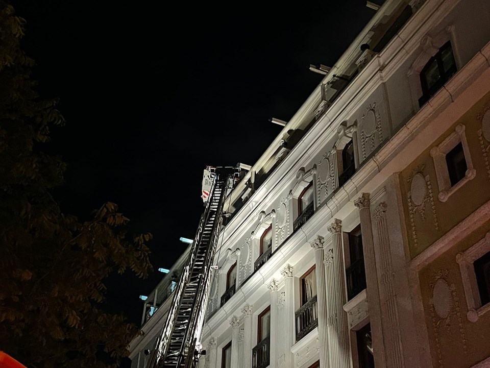 Fatih'te otel yangını - 1