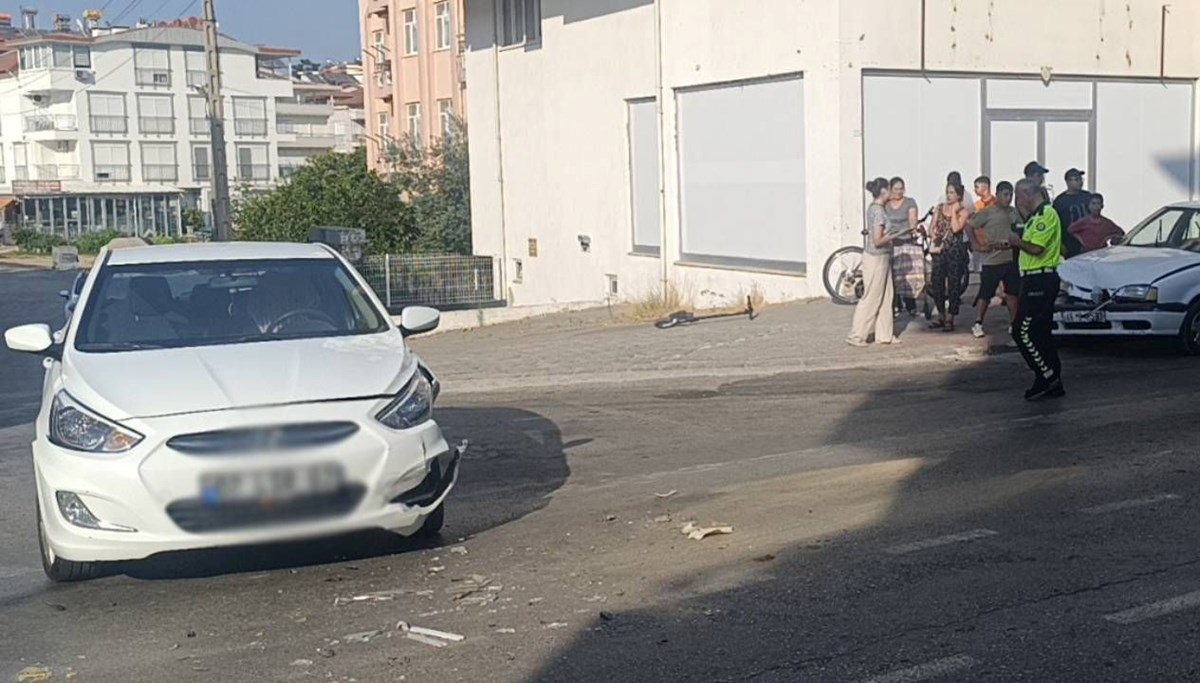 Antalya'da iki otomobil çarpıştı