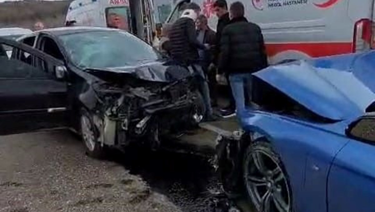 Bursa'da 2 otomobil kafa kafaya çarpıştı: 4 yaralı