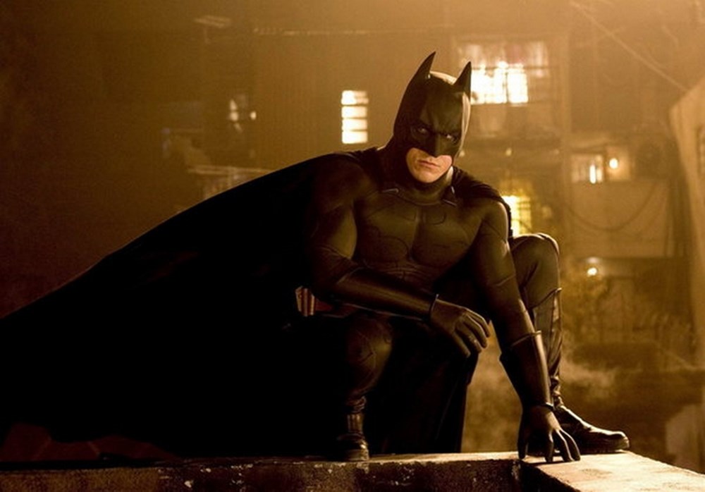 Batman начало. Бэтмен 2005. Batman begins 2005. Бэтмен начало 2005 костюм. Бэтмен 2005 кадры.