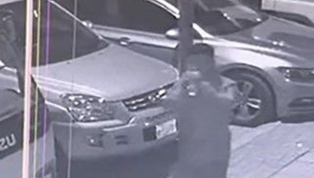 Otomobile asit döktü, hiçbir şey olmamış gibi yoluna devam etti