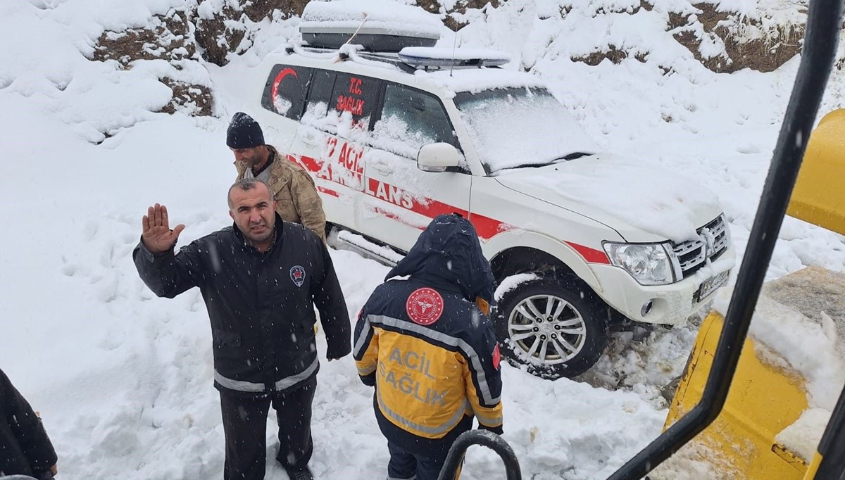 Kar nedeniyle köyde mahsur kalan hasta 2 saatlik çalışmayla hastaneye ulaştırıldı