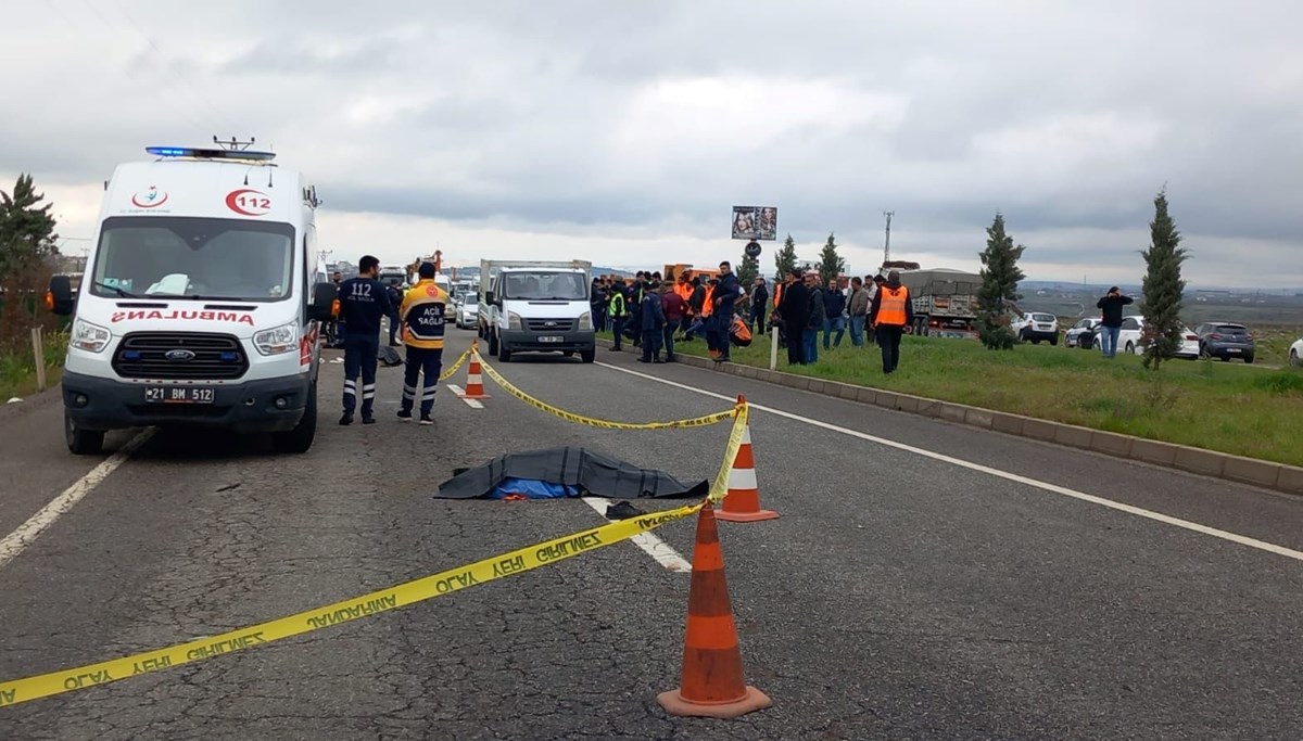 Çalışma yapan işçilere araç çarptı: 3 ölü Çalışma yapan işçilere araç çarptı: 3 ölü