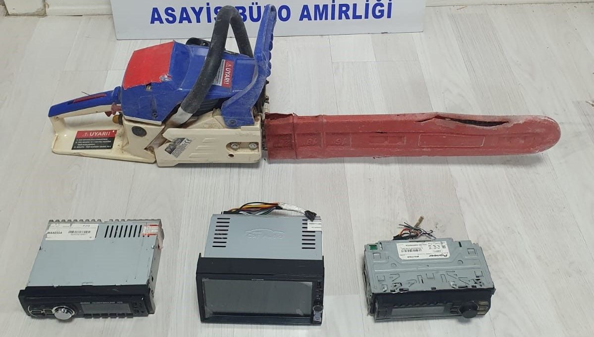 Otomobilden hırsızlık yapan kişi yakalandı Otomobilden hırsızlık yapan kişi yakalandı