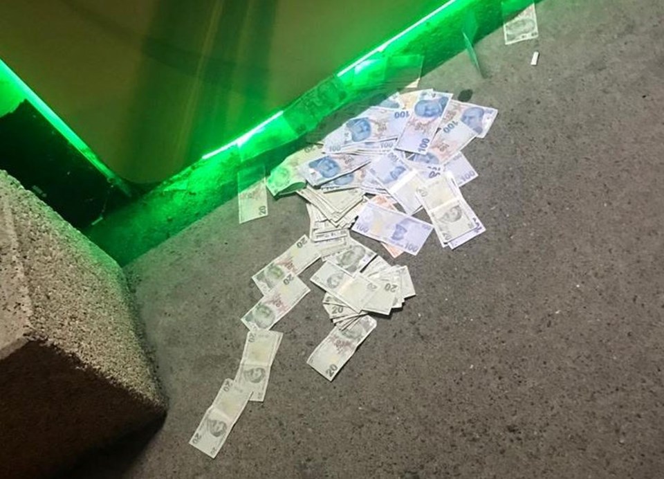 ATM'ye yüklenen fazla para, sokağa saçıldı - 1