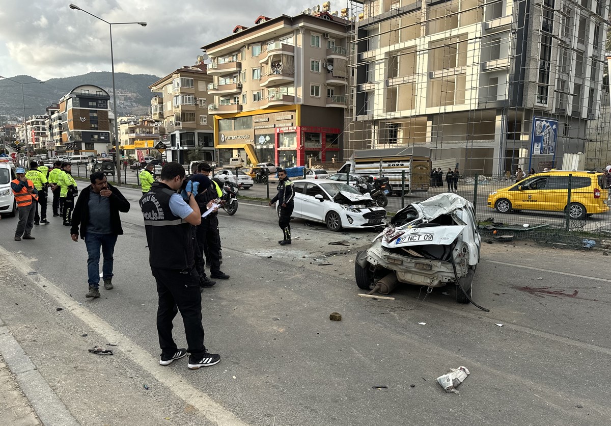 Antalya'da zincirleme kaza: 2 ölü, 3 yaralı