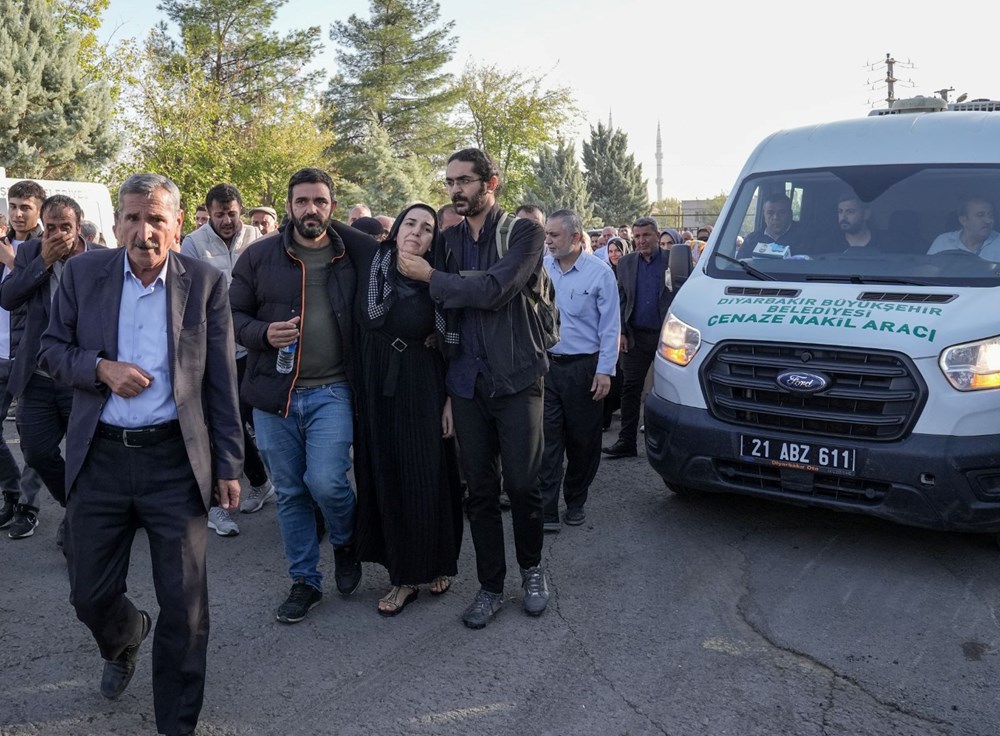 Rojin Kabaiş son yolculuğuna uğurlandı: Tabutunu kadınlar omuzladı - 4