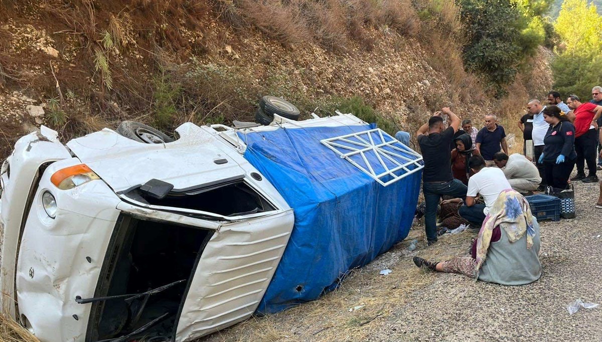 Antalya'da kamyonet devrildi: 8 kişi yaralandı