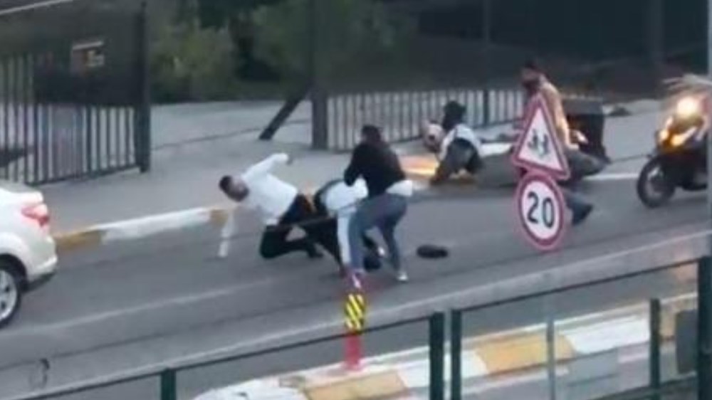 Kask, yumruk, bıçak! Pendik'te trafiği durduran meydan savaşı 72 dVWkkvHUQkGEbaYqk M5RA