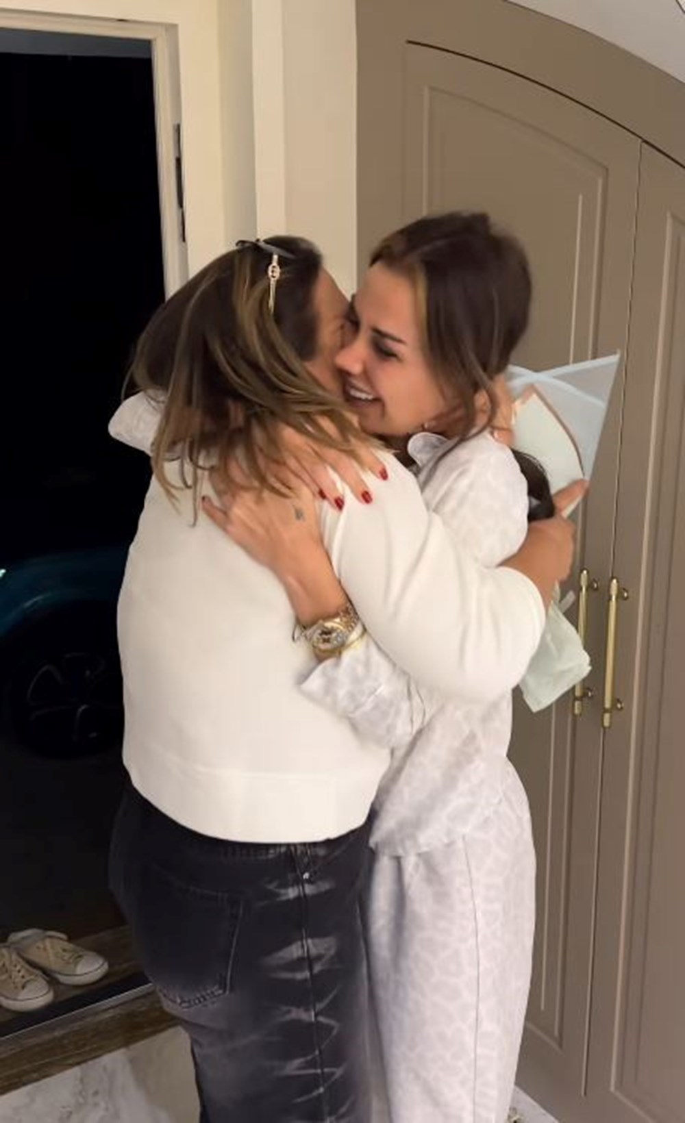 "Artık rahatlayın": Dilan Polat'ın Gizemli Yardımcısı Şule Sahneye Geri Döndü! 76 dVZzhgovfkGEsFPqbEQcpA