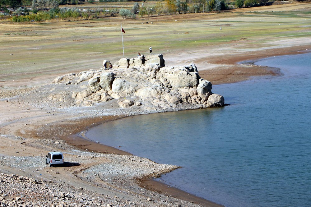 Barajın suyu çekilince, kayalığa yürüyerek gidilmeye başlandı - 4