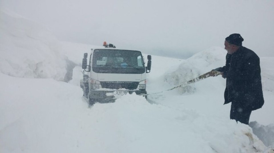 Erzurum’da kar iki metreyi buldu - 1