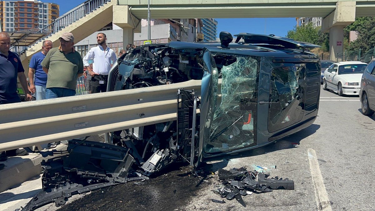 Pendik'te feci kaza: Bariyere ok gibi saplandı