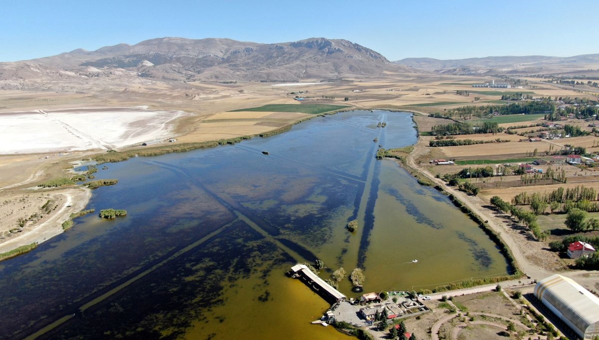 Rengi sarıya dönen göl eski haline kavuştu