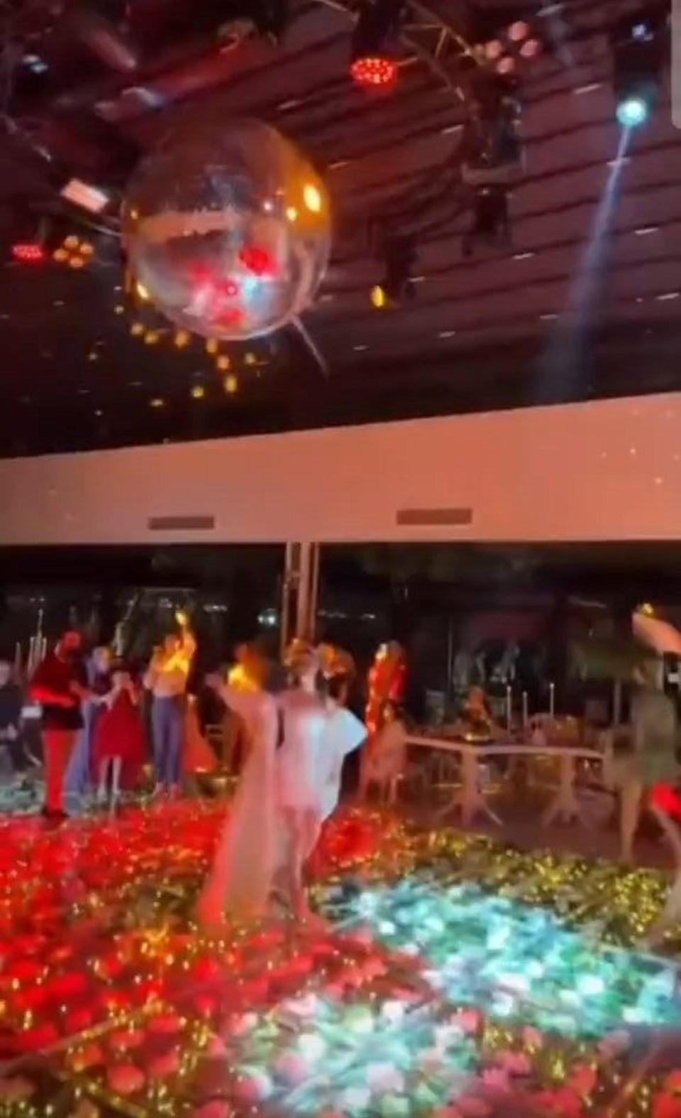 Kına gecesinde düşen disko topu gelini yaraladı - 1