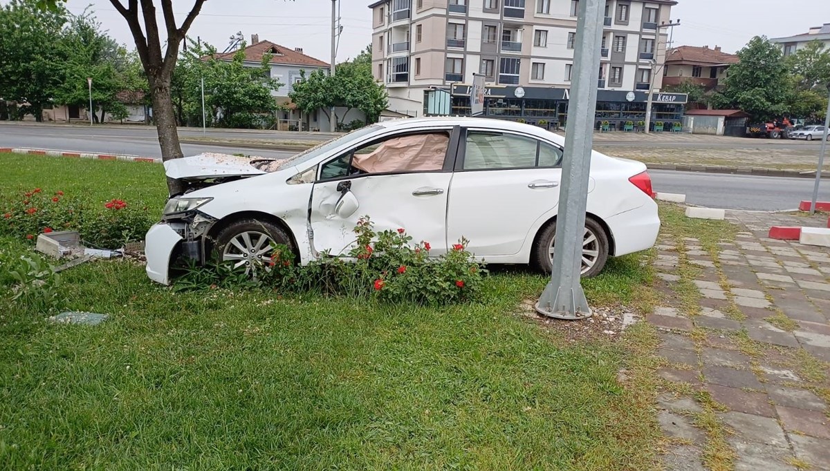 Kontrolden çıkan otomobil ağaca çarparak durdu