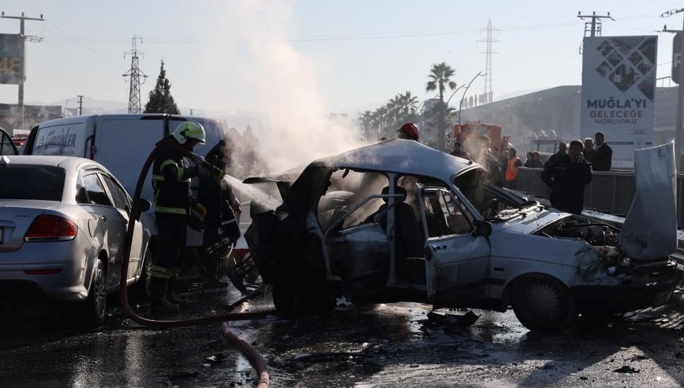 Muğla’da zincirleme kaza: Araçlardan biri alev aldı, biri ağır 7 kişi yaralandı