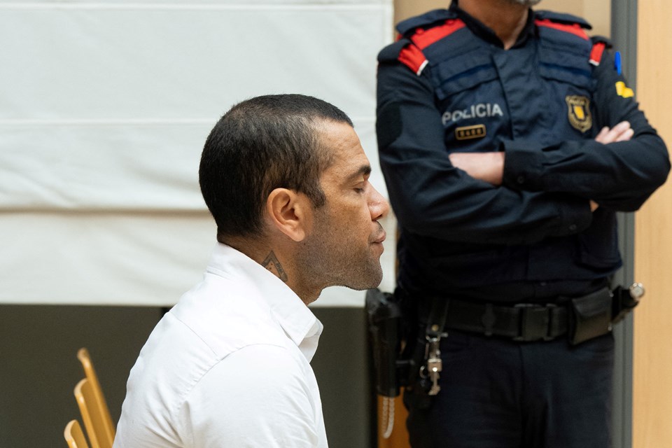 Cinsel saldırı suçundan 12 yıl hapsi isteniyor: Dani Alves'in davası sona erdi - 1