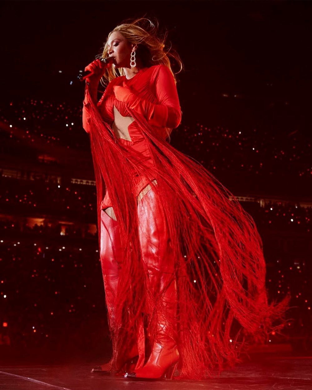 Beyonce konserinde korkutan anlar: Düşmekten kıl payı kurtuldu - 5
