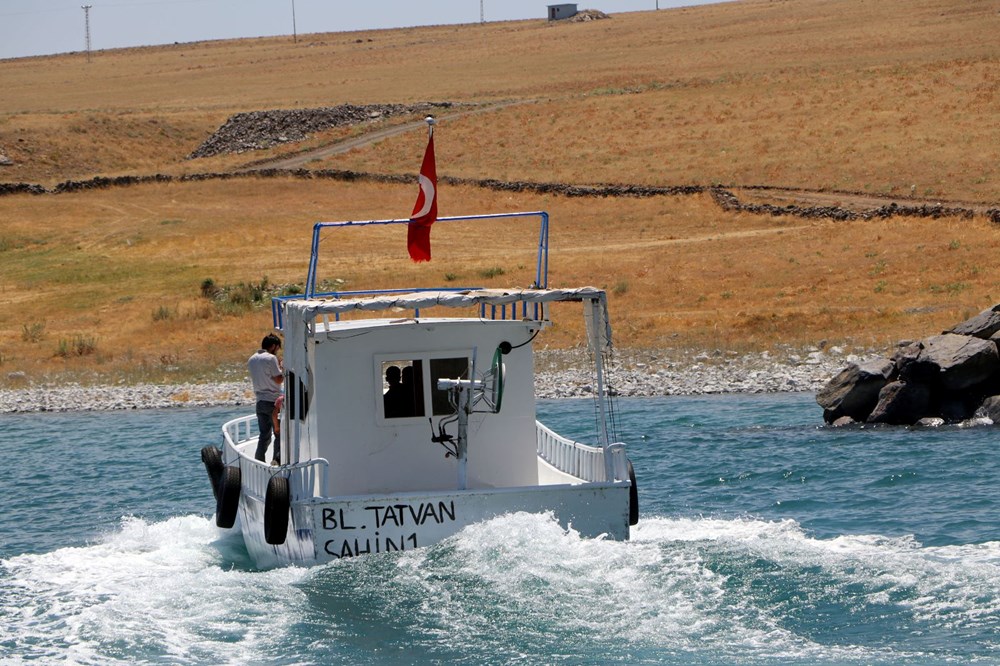 Yasak sona erdi: Van Gölü'nde balıkçılar ağlarını suya bıraktı - 4