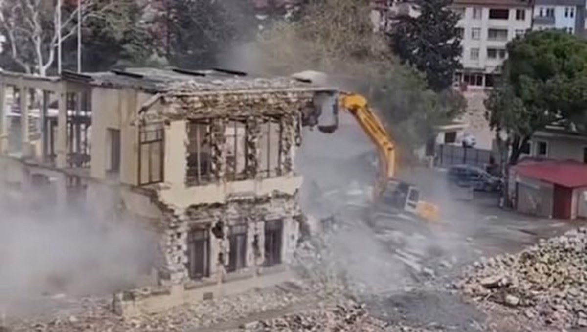 Depremde hasar görmüştü: Tarihi Hatay Valiliği binası yıkıldı Depremde hasar görmüştü: Tarihi Hatay Valiliği binası yıkıldı