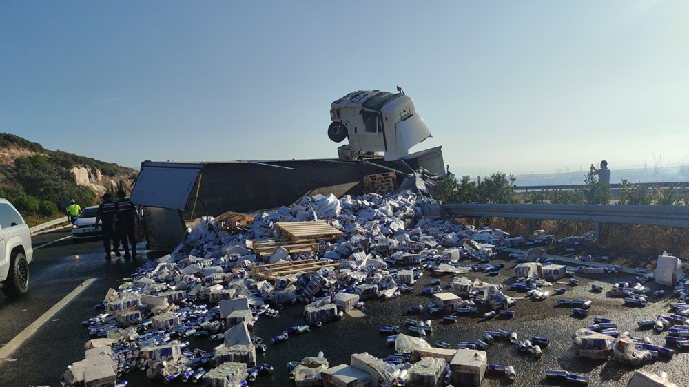 Bursa'da TIR devrildi: 25 ton enerji içeceği yola saçıldı - 3