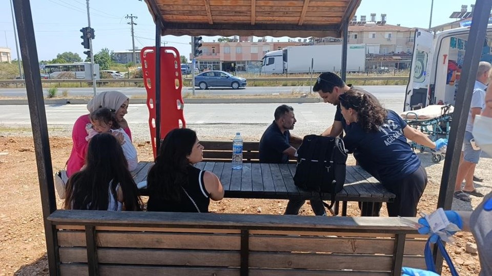 Tur aracı, ticari araçla kafa kafaya çarpıştı: Altı yaralı var - 1
