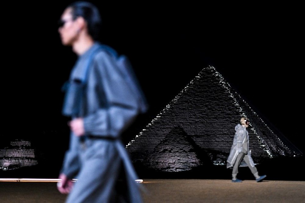 Fransız moda devi Mısır'daki Gize Piramitleri'nde defile yaptı - 3