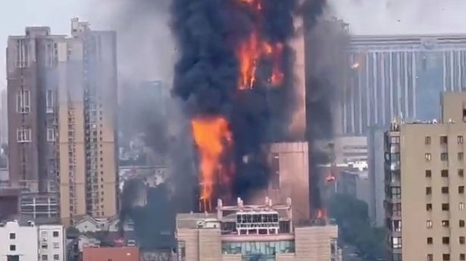 Çin'de gökdelen yangını: China Telecom binası alev alev yandı - 1