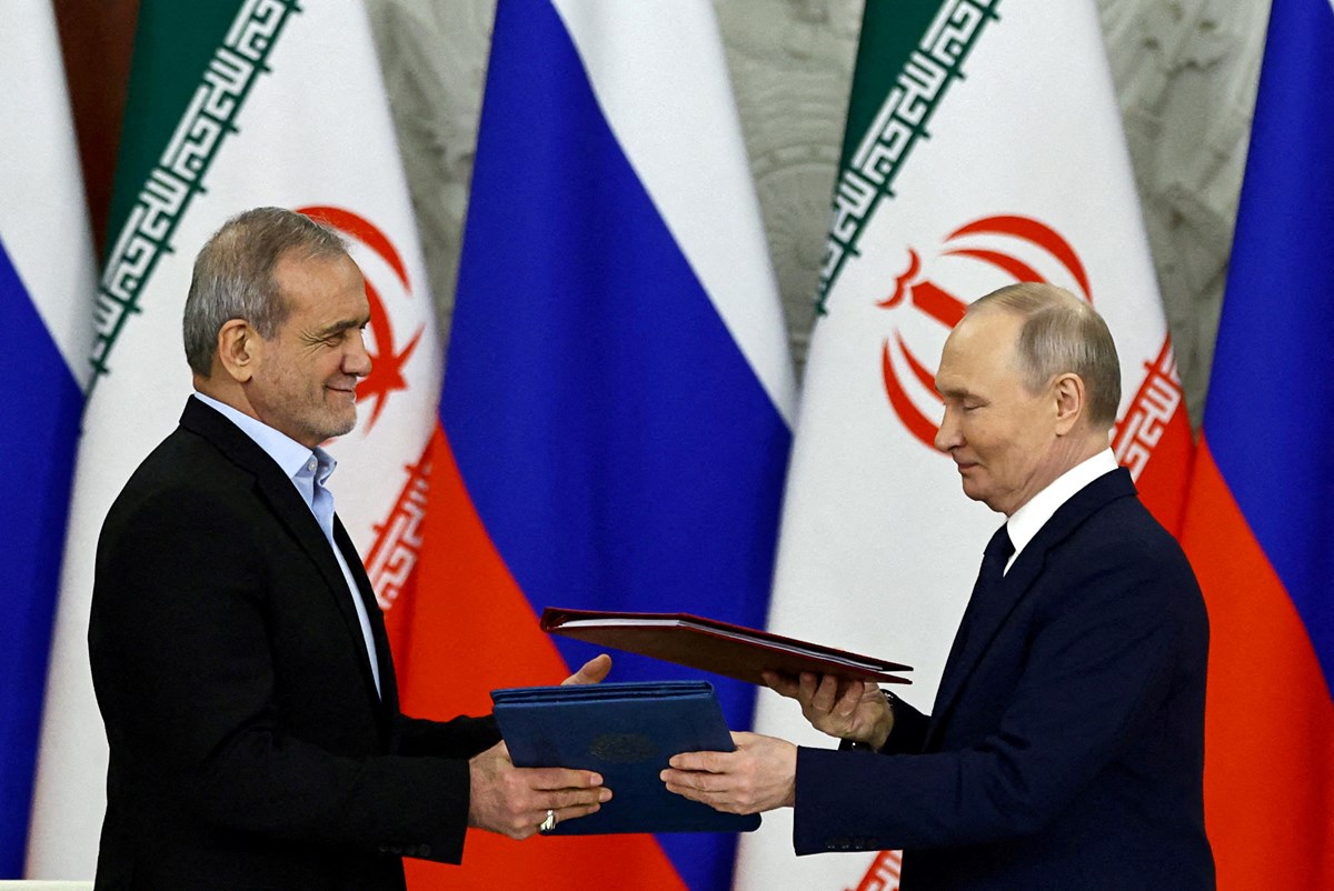 ARŞİV FOTOĞRAFI: Rusya Devlet Başkanı Vladimir Putin ve İran Cumhurbaşkanı Mesud Pezeşkiyan, 17 Ocak 2025
