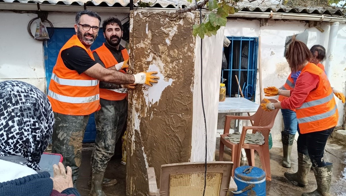 AFAD gönüllüleri selden etkilenen bölgelerde yaraları sarıyor