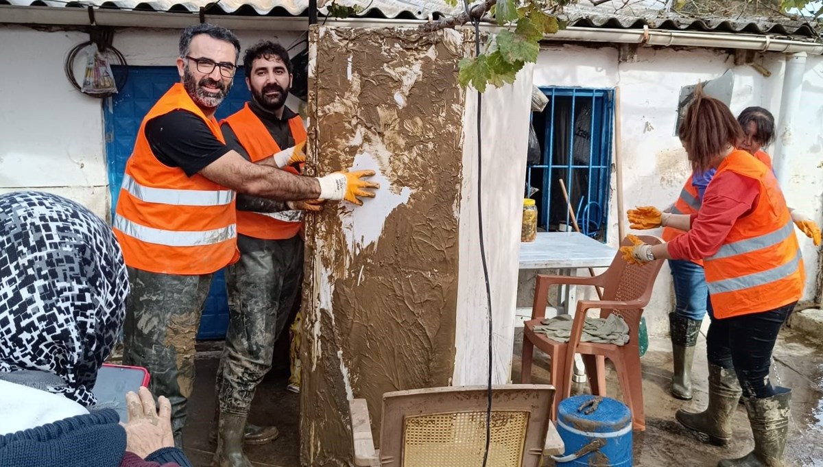AFAD gönüllüleri selden etkilenen bölgelerde yaraları sarıyor AFAD gönüllüleri selden etkilenen bölgelerde yaraları sarıyor