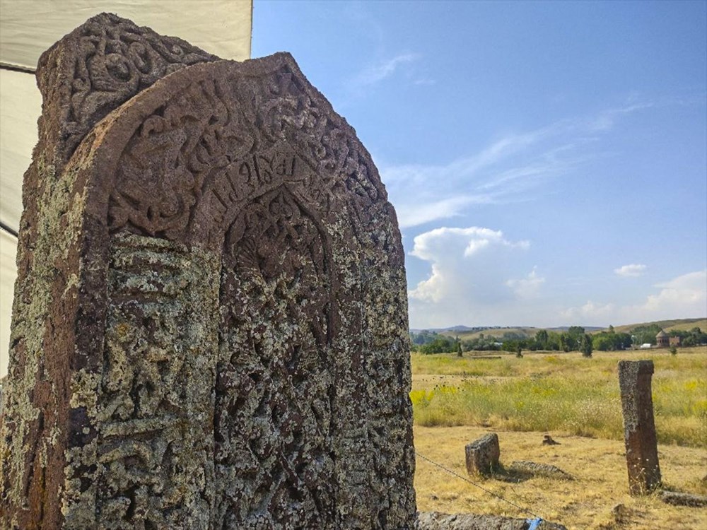 Selçuklu Meydan Mezarlığı'nda kemer işlemeli mezar taşı tespit edildi - 1