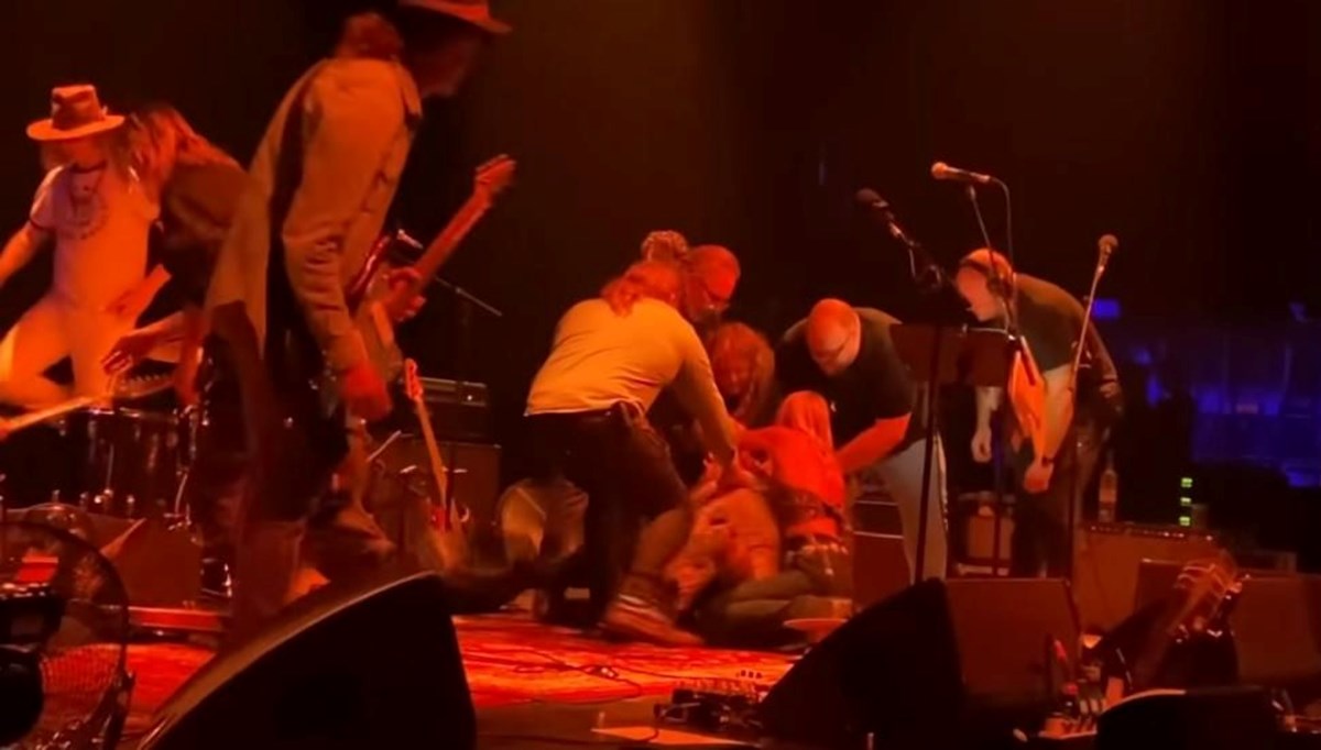 Rock konseri karıştı: Grup üyeleri sahnede birbirine girdi