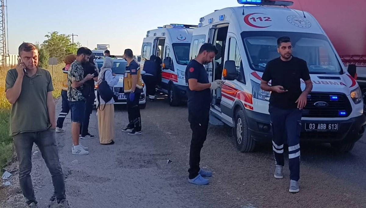 Yolcu otobüsü TIR'a çarptı Yolcu otobüsü TIR'a çarptı