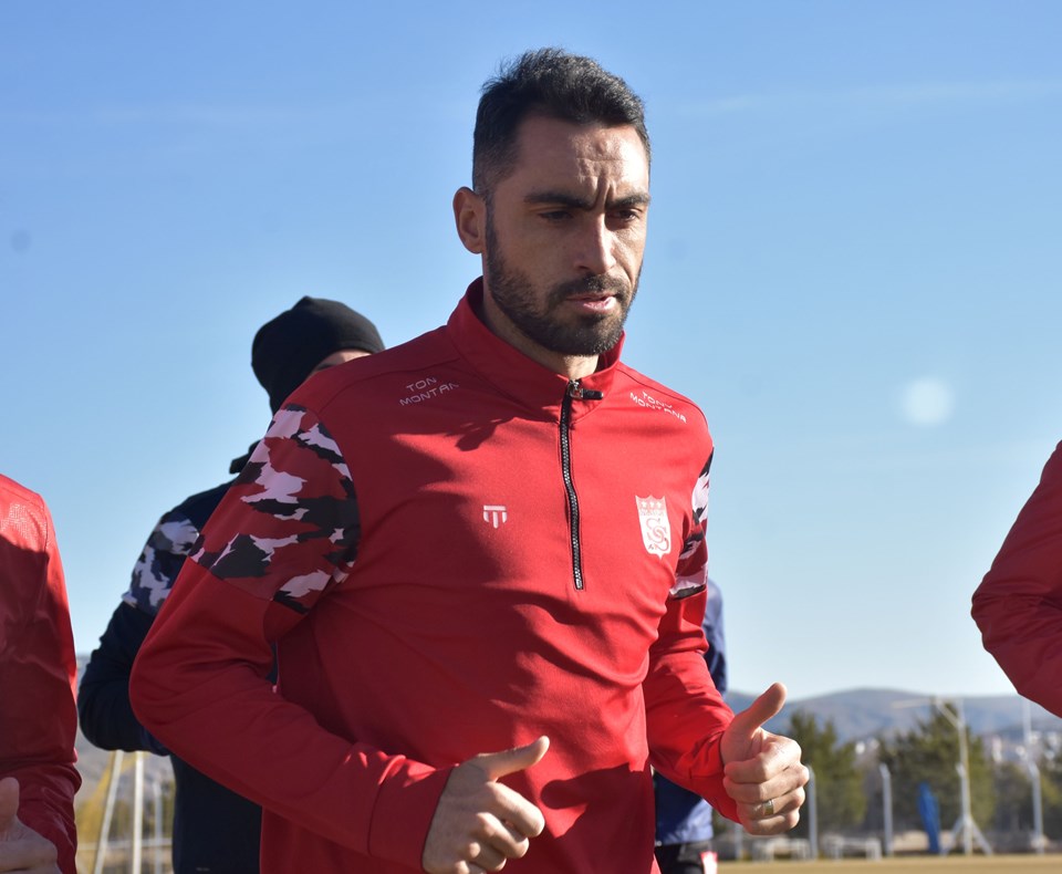 Sivasspor Teknik Direktörü Çalımbay'dan Emre Taşdemir açıklaması: Bizi istemeyeni zorla almamız mümkün değil - 1