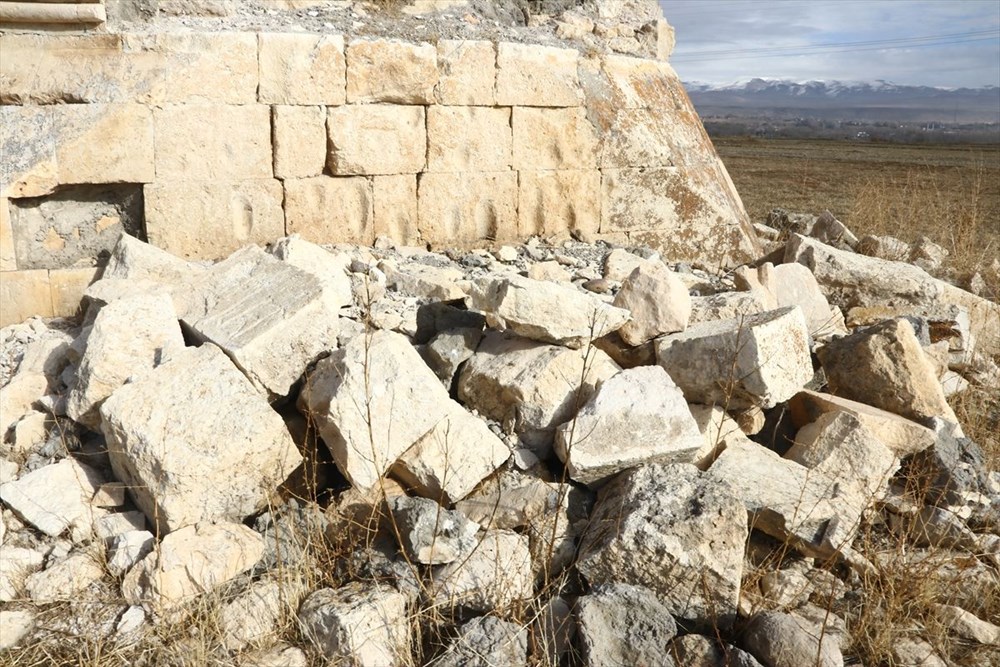 Depremde hasar gören 600 yıllık kümbet restore edilecek - 17