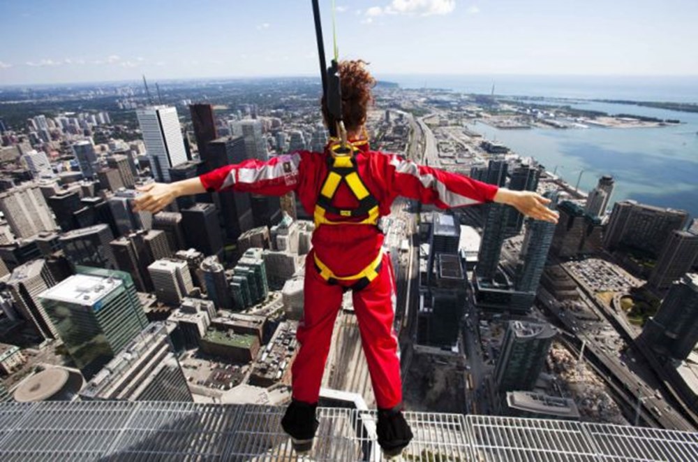 Edge walk. Аттракцион EDGEWALK В Торонто. Смелый человек. Самый смелый человек. Башня на голове.